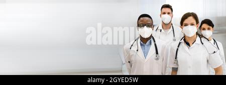 Medical Doctor and Nurse Group Staff in N95 Maske Stockfoto