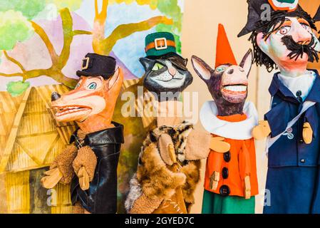 Bunte handgemachte Puppen im italienischen Stil bei einer Kindertheatervorstellung. Stockfoto