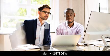 Afroamerikanischer Geschäftsmann Mitarbeiter, Der Mit Einem Kollegen Im Büro Arbeitet Stockfoto