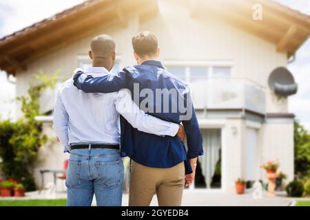 Schwule Paare, Die Ein Neues Traumhaus Oder Eine Immobilie Kaufen Stockfoto