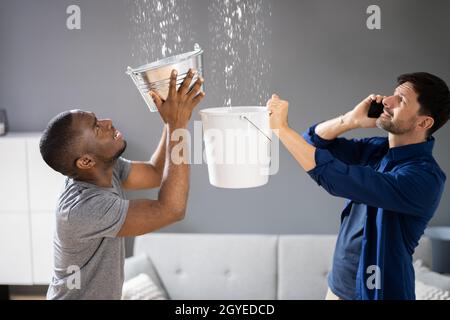 Klempner Für Undichtes Dach Erforderlich. Hausreparatur Stockfoto