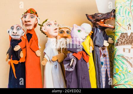 Bunte handgemachte Puppen im italienischen Stil bei einer Kindertheatervorstellung. Stockfoto