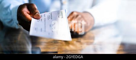 Afrikanischer Geschäftsmann, Der Gehaltsscheck Oder Gehaltsscheck Gibt Stockfoto