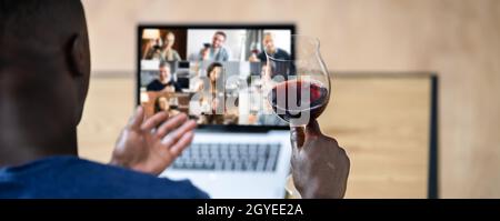 Virtuelle Weinprobe Dinner-Event Online Mit Laptop Stockfoto