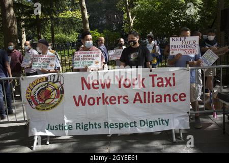 Yellow Cab Taxi Workers Alliance fordert Gerechtigkeit für die Fahrer in Bezug auf Schuldenerlass für teure Medaillons für das, was sie als eine städtegefertigte Krise am Broadway by City Hall in Manhattan, NYC, ansehen. Stockfoto
