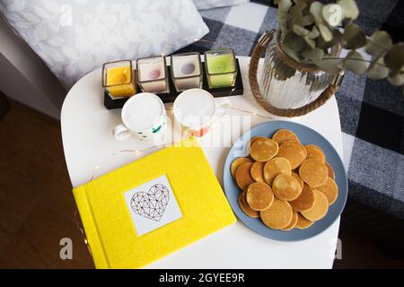 Lecker punkcakes Close-up vor dem Hintergrund von zwei Tassen Cappuccino. Stockfoto