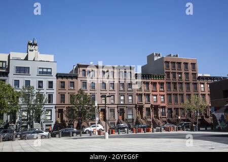 Apartmentgebäude in der 126th Street in der Nähe des Adam Clayton Powell Jr. Blvd im Stadtteil Harlem von Manhattan. Stockfoto