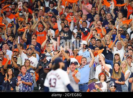 Houston, USA. Oktober 2021. Houston Astros startet Pitcher Lance McCullers Jr. bekommt eine stehende Ovation, als er das Spiel im 7. Inning gegen die Chicago White Sox in Spiel eins der ALDS im Minute Maid Park in Houston, Texas am Donnerstag, 7. Oktober 2021 verlässt. Foto von Maria Lysaker/UPI Kredit: UPI/Alamy Live News Stockfoto