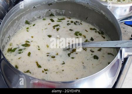 Türkische Plateausuppe, Suppe aus angespannter Joghurt, Joghurt-Suppe aus Minze, Stockfoto