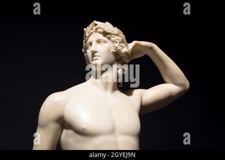 MAILAND, ITALIEN - Juni 2020: Die antike Skulptur Apollo krönt sich - 1782 - Antonio Canovas Meisterwerk. Intesa Italienisches Museum. Stockfoto