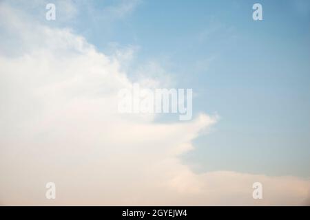 Verstreute Wolkenhaufen in einem blauen Himmel, blauer Himmel Hintergrund mit weißen Wolken, Stockfoto