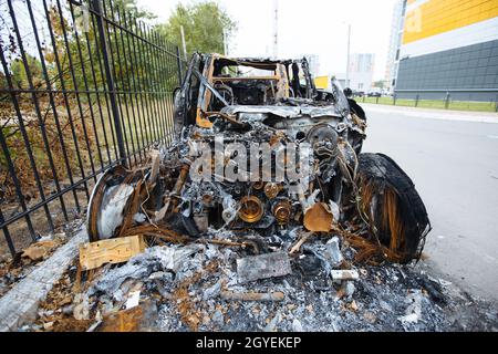 Verbranntes explodierter Wagen. Folgen von Katastrophen oder Terroranschlägen. Stockfoto