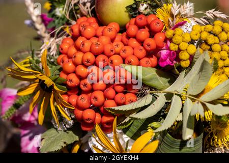 Traditionelles Bouquet aus Blumen, Kräutern und Früchten, das das Symbol des Sommers ist Stockfoto