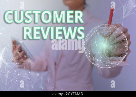 Schild mit Kundenbewertungen, Überprüfung des Geschäftsansatzes eines Produkts oder einer Dienstleistung, das von einer Kundin in Suit Holding Tablet mit kreisförmiges Holog erstellt wurde Stockfoto