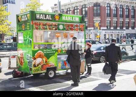 Halal Food Street Vendor in der 125th Street im Stadtteil Harlem in New York City. Stockfoto