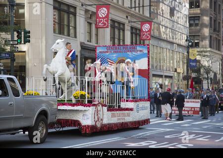 Die Pulaski Day Parade ist eine Parade, die seit 1936[1] jährlich auf der Fifth Avenue in New York City zum Gedenken an Kazimierz Pulaski, einen polnischen Helden des amerikanischen Revolutionskrieges, stattfindet. Es ist zum Ausdruck verschiedener Aspekte der polnischen Kultur geworden. Es ist eine der größten jährlichen Paraden in NYC. Die Parade von 2021 war eine der ersten Paraden in NYC, die seit Beginn der Pandemie von Covid-19 wieder aufgenommen wurde. Stockfoto