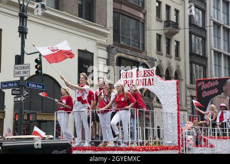 Die Pulaski Day Parade ist eine Parade, die seit 1936[1] jährlich auf der Fifth Avenue in New York City zum Gedenken an Kazimierz Pulaski, einen polnischen Helden des amerikanischen Revolutionskrieges, stattfindet. Es ist zum Ausdruck verschiedener Aspekte der polnischen Kultur geworden. Es ist eine der größten jährlichen Paraden in NYC. Die Parade von 2021 war eine der ersten Paraden in NYC, die seit Beginn der Pandemie von Covid-19 wieder aufgenommen wurde. Stockfoto