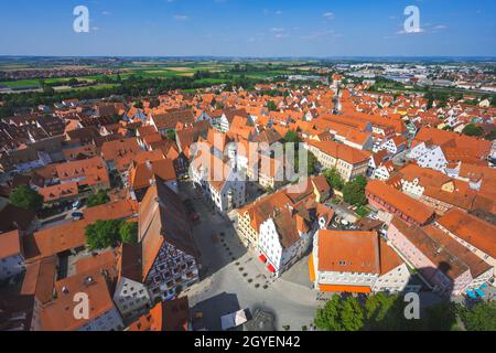 NÖRDLINGEN, DEUTSCHLAND - JULI 21: Luftaufnahme über die Stadt Nördlingen, Deutschland am 21. Juli 2021. Stockfoto