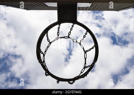 Verwitterter Basketballkorb an einem sonnigen Tag im Sommer Stockfoto