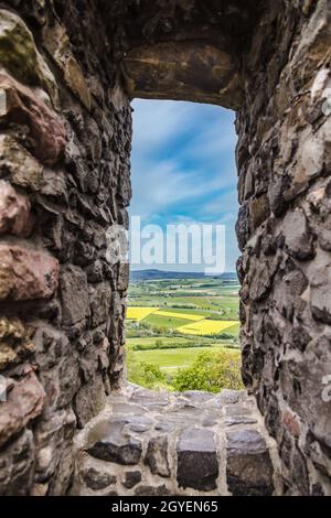 Blick auf die Burgruine vetzberg von der mittelalterlichen Burgruine gleiberg im Sommer mit schönen Mohn-Wiesen Stockfoto