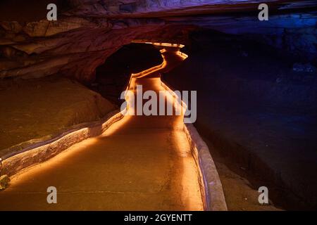 Lite Weg durch dunkle und tiefe Höhle Stockfoto