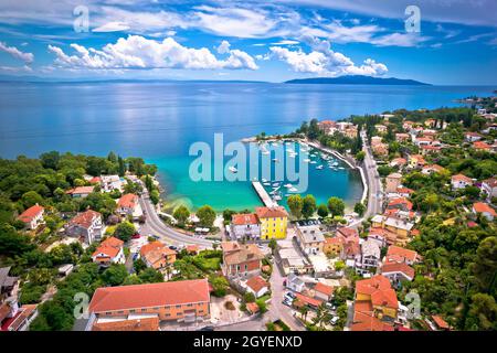 Icici Dorf Strand und Uferpromenade in Opatija riviera Luftbild, türkisfarbenes Meer und blauer Himmel, Kvarner, Kroatien Stockfoto