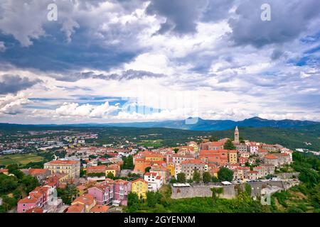 Historische Stadt Labin auf malerischen Hügel Luftbild, Istrien Region von Kroatien Stockfoto