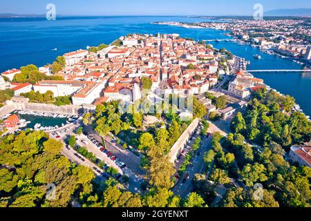 Zadar Stadtmauern und historischen Zentrum Luftaufnahme, Dalmatien Region von Kroatien Stockfoto