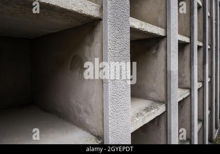 Detail leerer Gräber auf einem christlich-spanischen Friedhof Stockfoto