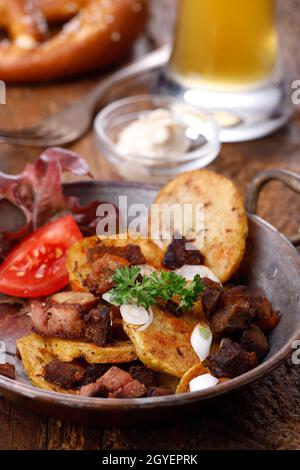 Kartoffelsteppich auf dunklem Holz Stockfoto