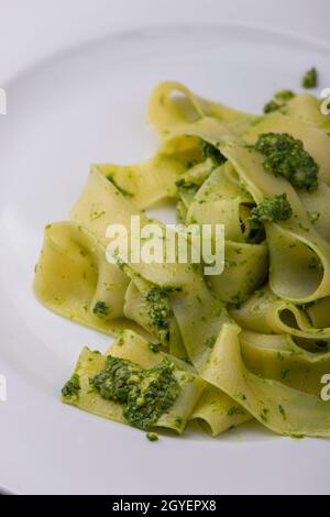 Tagliatelli Pasta mit Bärlauch Pesto Stockfoto