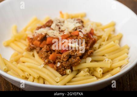 maccheroni Pasta mit Sauce Bolognaise auf Holz Stockfoto