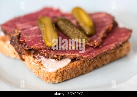 Pastrami Toast auf Roggen Toast Brot Stockfoto