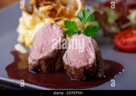 Schweinefilet mit schwäbischer Pasta Stockfoto