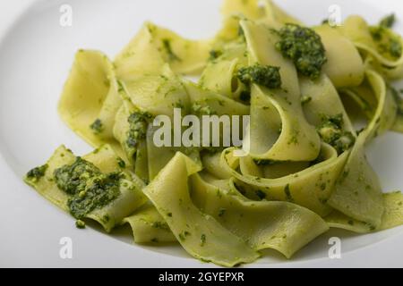 Tagliatelli Pasta mit Bärlauch Pesto Stockfoto