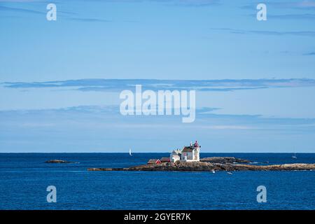 Blick auf den Leuchtturm Grønningen Fyr bei Kristiansand in Norwegen. Stockfoto