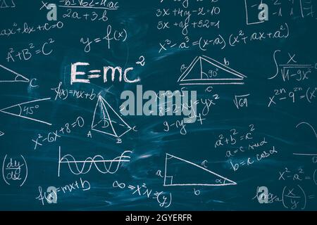 Tafel mit wissenschaftlichen Formeln und Berechnungen in Mathematik eingeschrieben. Wissenschaft und Bildung Hintergrund. Stockfoto