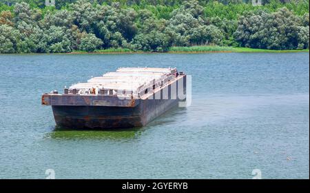 Der Lastkahn transportiert Ladung auf dem Fluss. Selektier Fokus Stockfoto