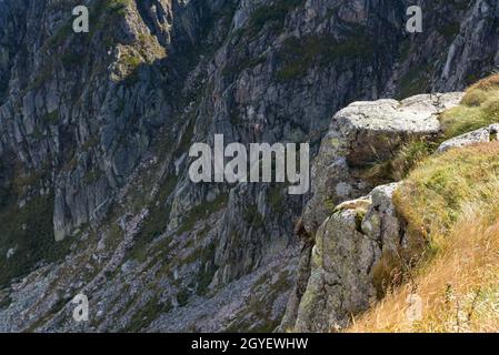 Nahaufnahme der Felsformationen von Sniezne Kotly, berühmtes Wahrzeichen im polnischen Riesengebirge Stockfoto