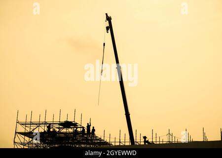 Von großen Kran Silhouette und Sonnenuntergang. Drehort: Metropolregion Tokio Stockfoto