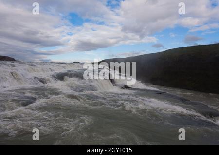 Gullfoss fällt im Sommer Aussicht, Island. Isländische Landschaft. Stockfoto