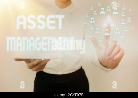 Text mit Inspiration Asset Management, Word für verwaltete Investitionen von Vermögenswerten einer Person oder eines Unternehmens Lady Holding Tablet Drücken auf Virtual Butto Stockfoto