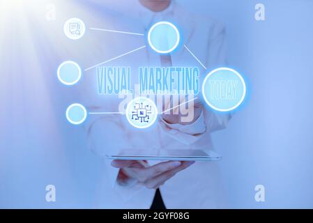 Textunterschrift mit visuellem Marketing, Internet-Konzept, das die Geschichte deiner Marke oder deines Produkts erzählt, von Creation Lady Holding Tablet, das auf Virt drückt Stockfoto
