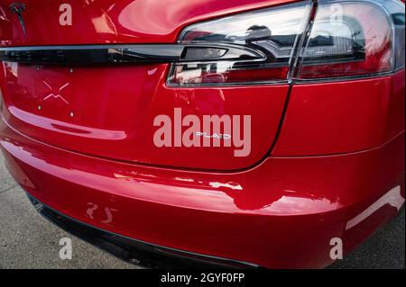 Nahaufnahme der Rückseite eines brandneuen Model S Tesla Plaid. Die Autos laufen auf 130 000 000, verfügen über ein umstrittenes Steuerrad und einen schnellen Akseler Stockfoto