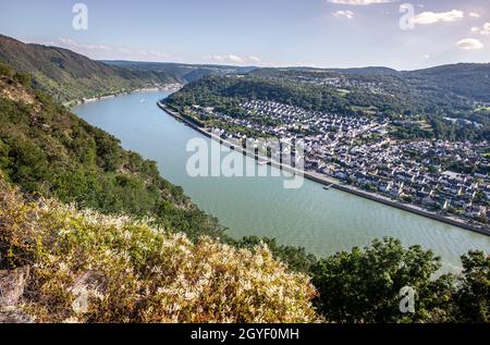 Blick auf das Rheintal und das Dorf Bad Salzig vom Schloss Liebenstein in Kamp-Bornhofen Stockfoto