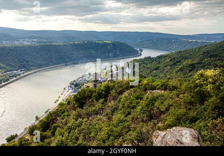 Rheintal Landschaft Blick auf die feindseligen Brüder Schlösser Sterrenberg und Liebenstein in Kamp-Bornhofen Stockfoto