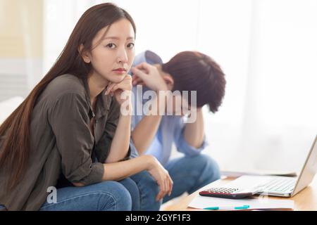 Verärgert Paar mit Laptop zu Hause. Stockfoto