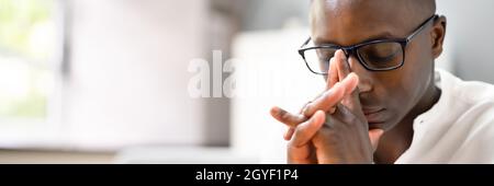 Afroamerikanischer Praying Man. Christliches Gebet, Das Gott Sucht Stockfoto