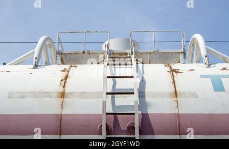 Öltransport. Erdgasspeicher. Ladetanks am Bahnhof. Geschäftskonzept. Ein Gas, das unter bestimmten Bedingungen int drehen kann Stockfoto