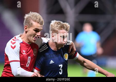 Tynecastle Park, Edinburgh .Schottland, Großbritannien. Oktober 2021. UEFA U-21 Championship Qualifier Schottland gegen Dänemark. Josh Doig (3) Scotland U-21 Spiel mit Gustav Isaksen Denmark U-21 Credit: eric mccowat/Alamy Live News Stockfoto